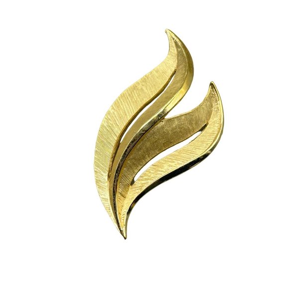 Signed TRIFARI Brushed Textured Gold Tone Leaf Brooch Swirled Simple Sleek Style - Picture 1 of 6